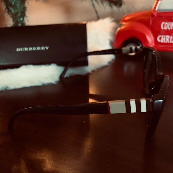 Burberry sun glasses - Picture 3 of 8